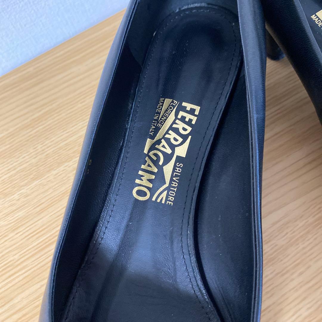 【希少】SALVATORE FERRAGAMO 黒リボンパンプス26〜26.5
