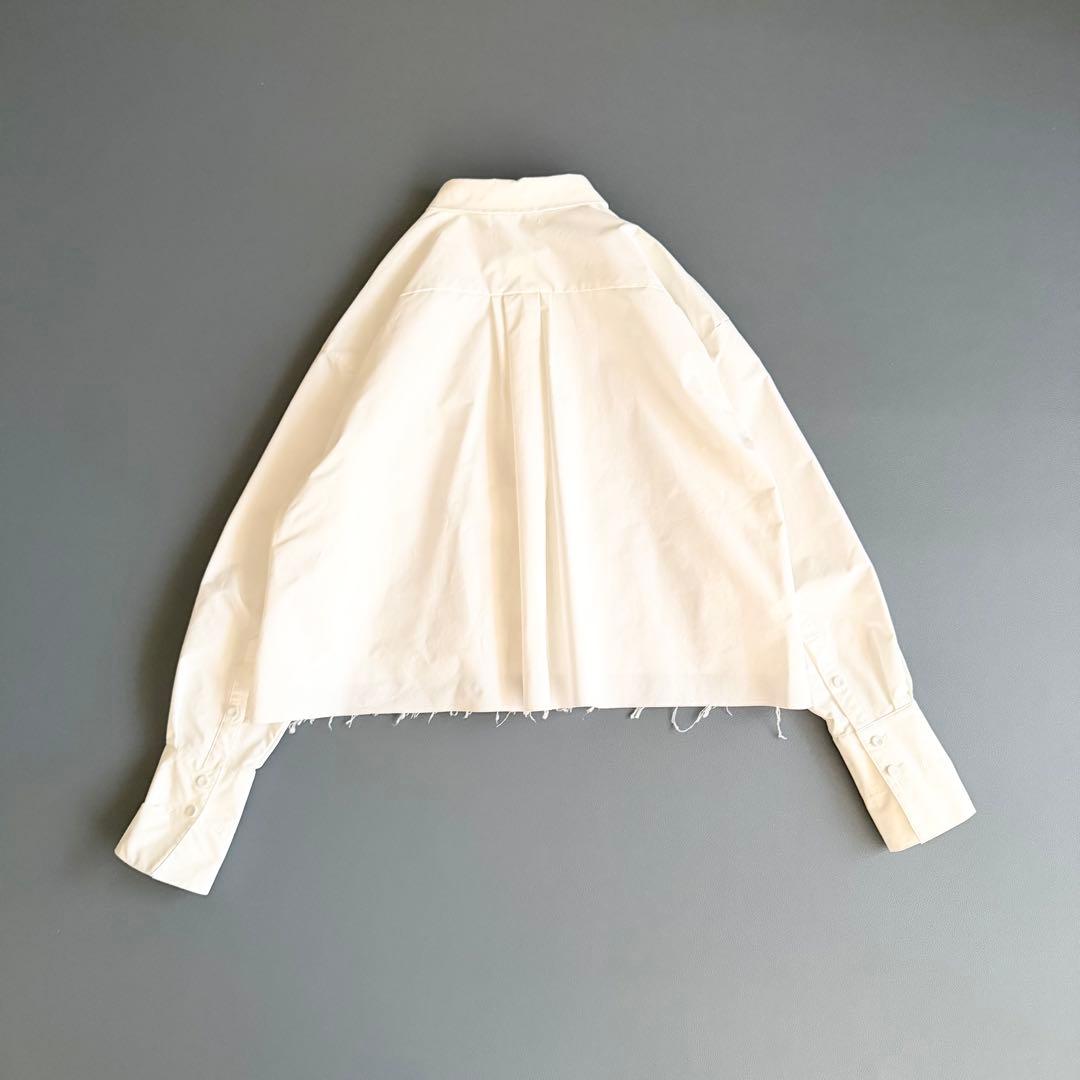 【マチャット】タックプリーツクロップドシャツ 長袖 ホワイト 比翼 クロップド丈