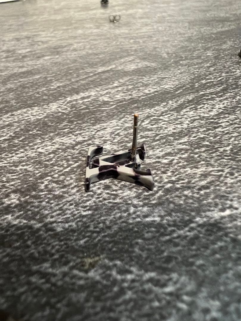 ヴィトン ブックル・ダミエ LVピアス ロゴ MP3193