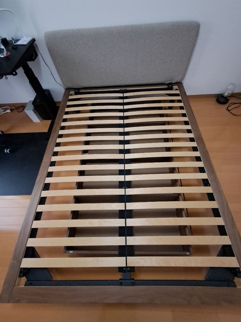 そこら辺のとある人 ベッドフレーム/ヘッドボード+脚付とマットレスセット