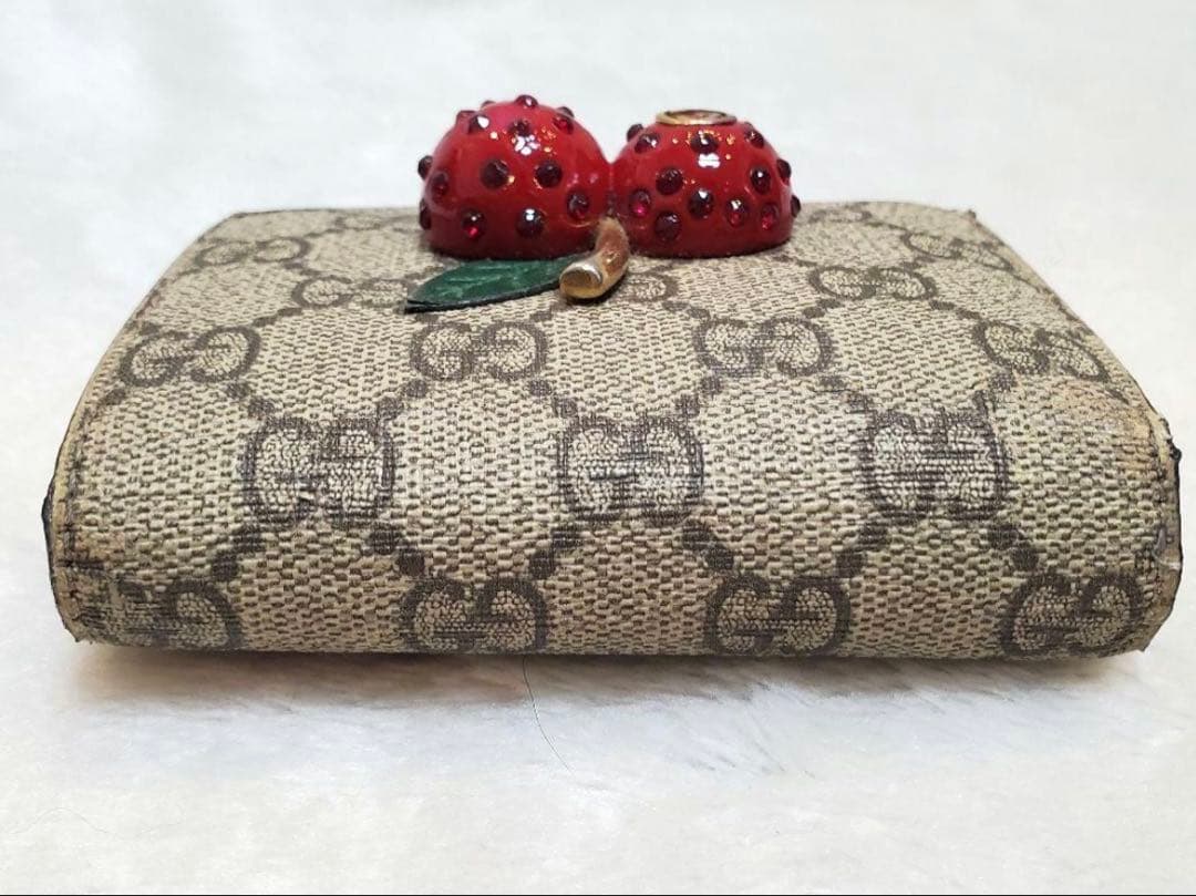 美品 グッチ GGスプリーム 2つ折り財布 チェリー インターロッキング