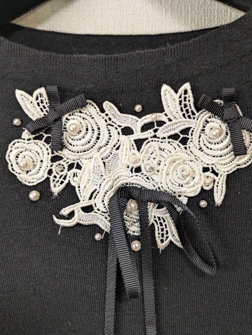 専用になりました。 スーパービュティー♥️44サイズ花柄刺繍 ブラックニット