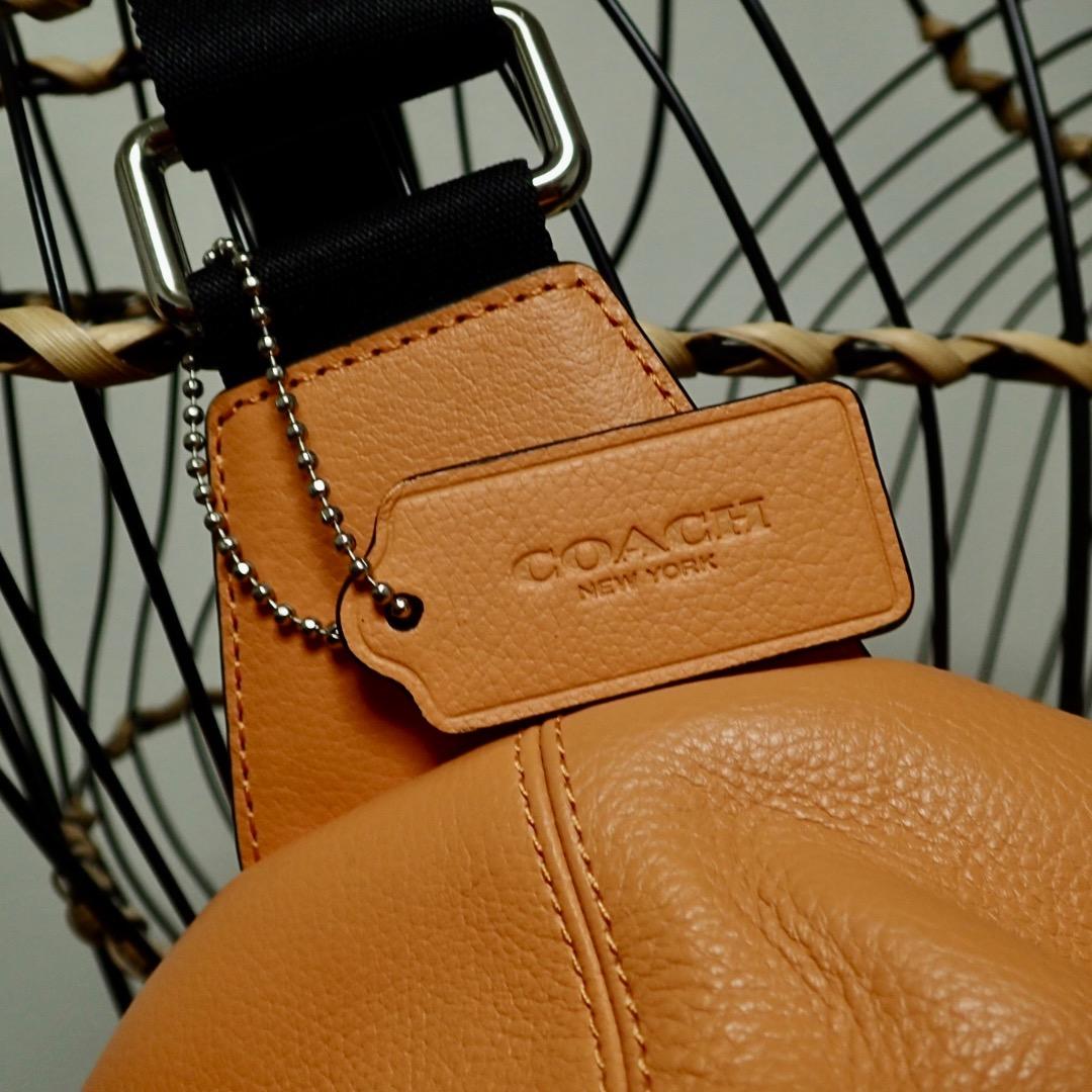 コーチ ボディバッグ ショルダーバッグ オレンジ　美品