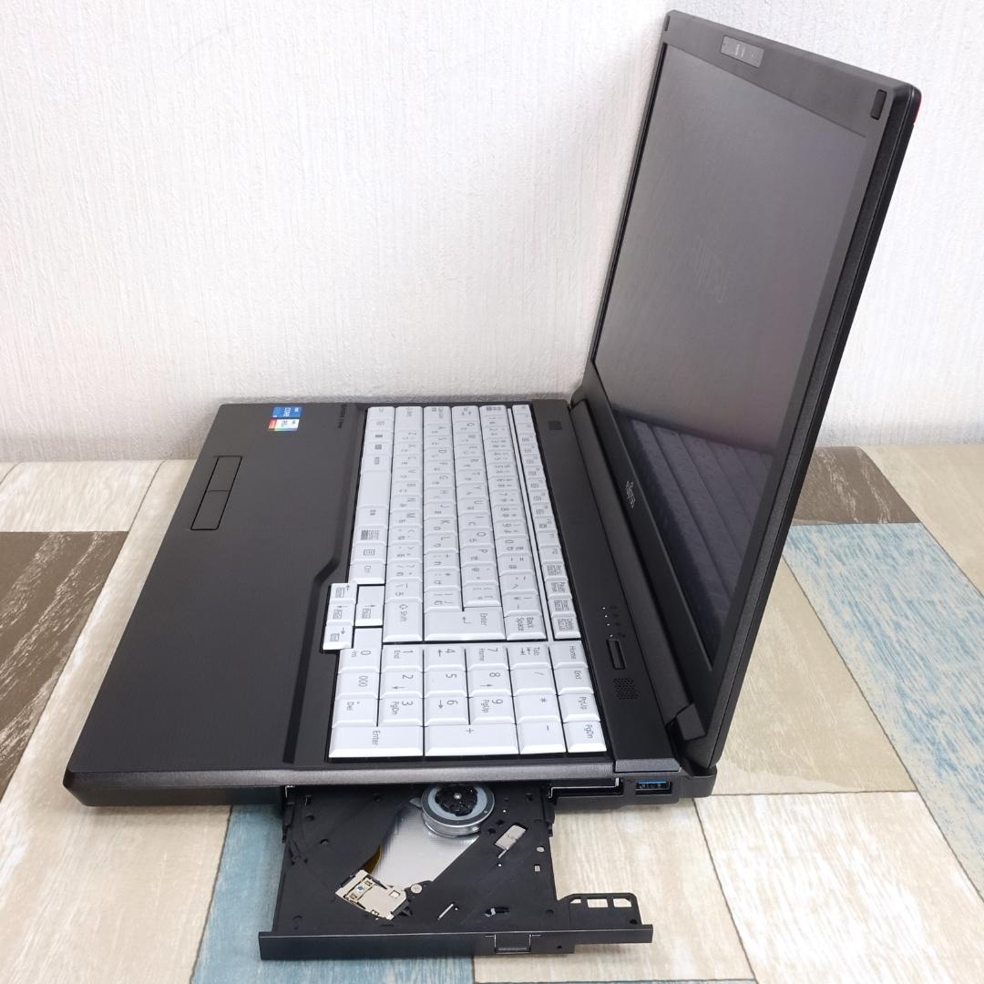 未使用に近いバリ速の２０２２年製✨１２世代ｉ５に超高速ＳＳＤ＆大容量１６Ｇメモリ