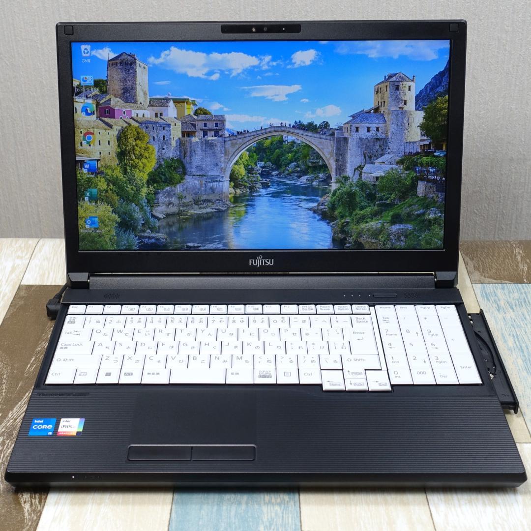 未使用に近いバリ速の２０２２年製✨１２世代ｉ５に超高速ＳＳＤ＆大容量１６Ｇメモリ