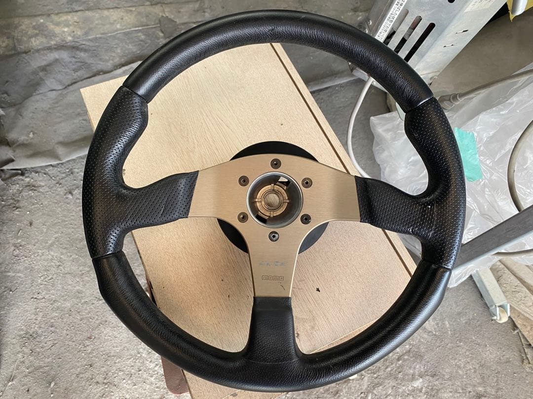 MOMO RACEステアリング・インプGRB装着ステアリングボス ホーンボタン付