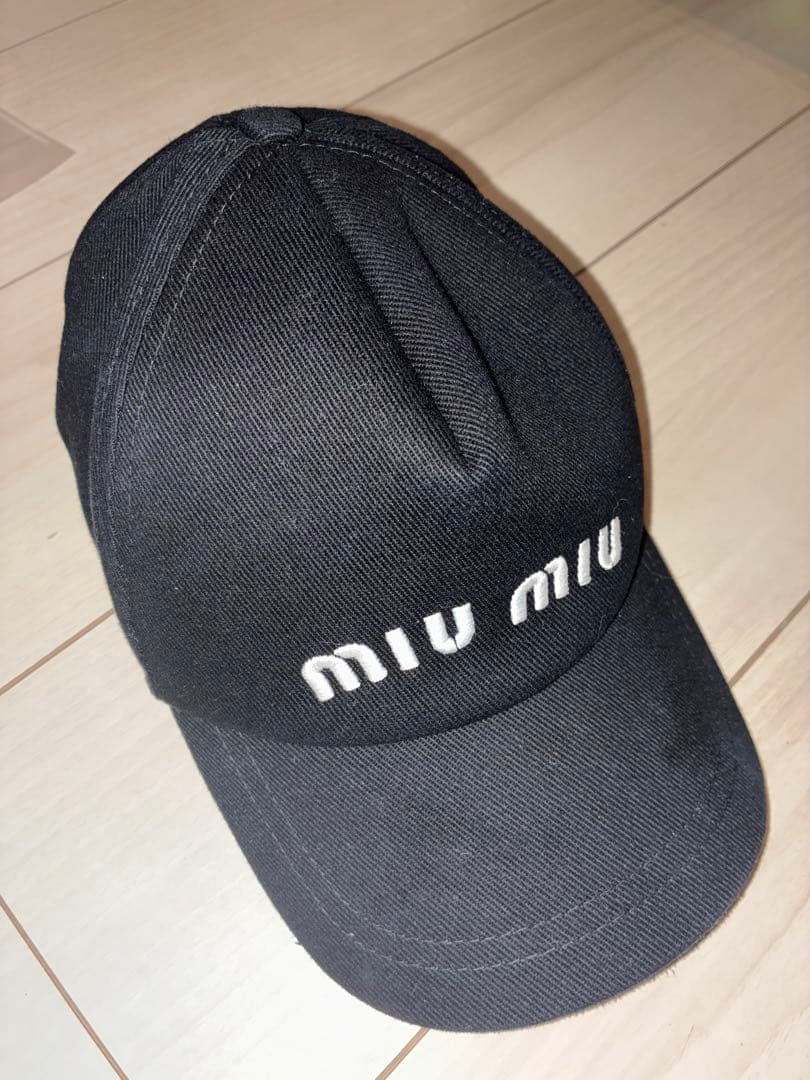 MIU MIU ブラック ベースボールキャップ