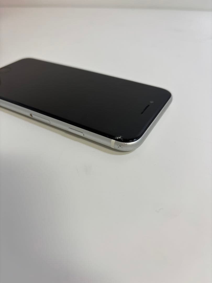 Apple iPhone SE （第二世代）ホワイト 本体