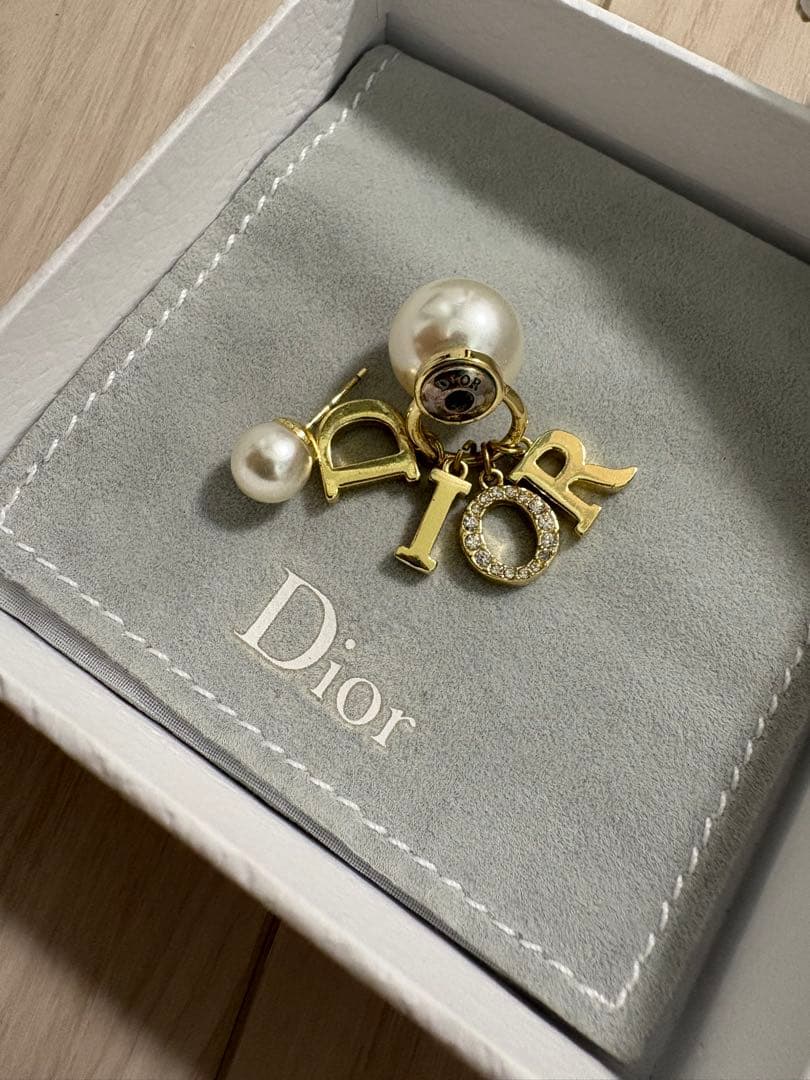 Dior ロゴパール片耳用ピアス