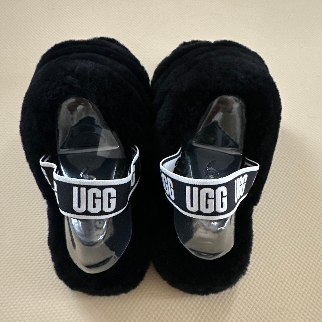UGG 黒 ファーサンダル ストラップ付き