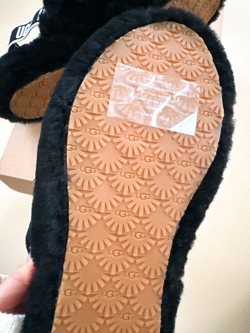 UGG 黒 ファーサンダル ストラップ付き