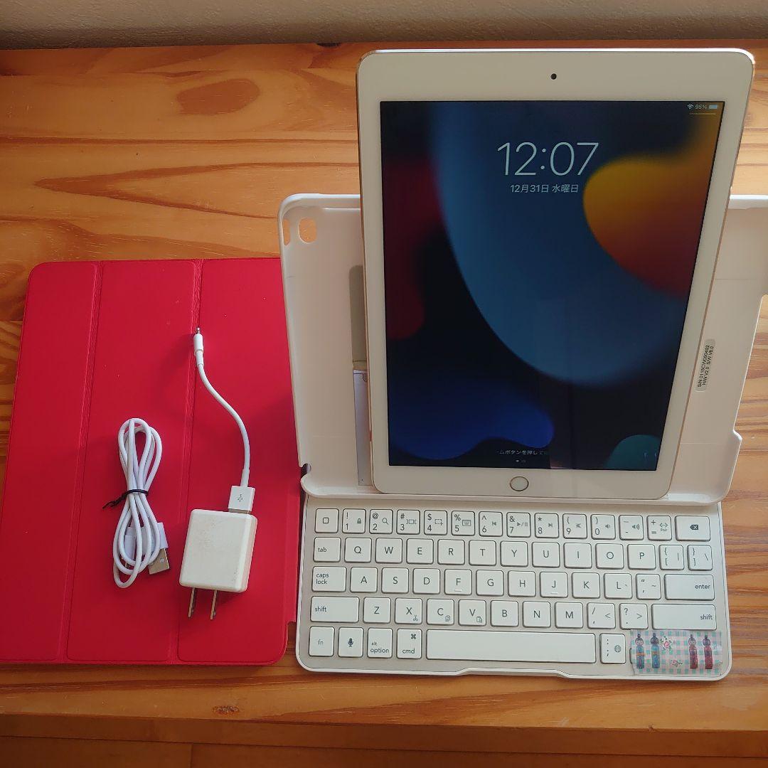 iPad Air 2、キーボード、赤色カバー付き