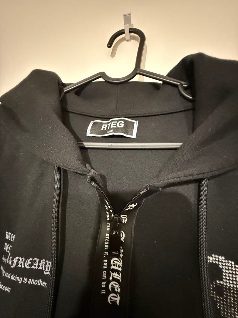 アダムスジャグラー ブラックパーカー