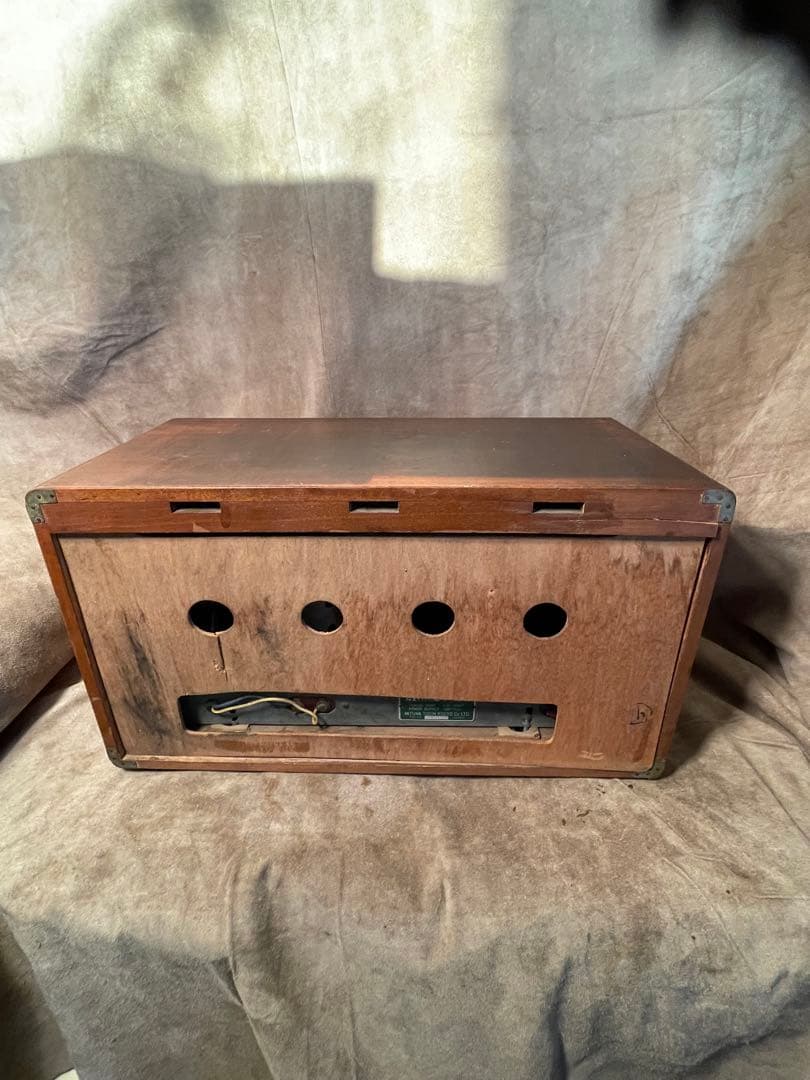 レトロな木製ケースラジオ