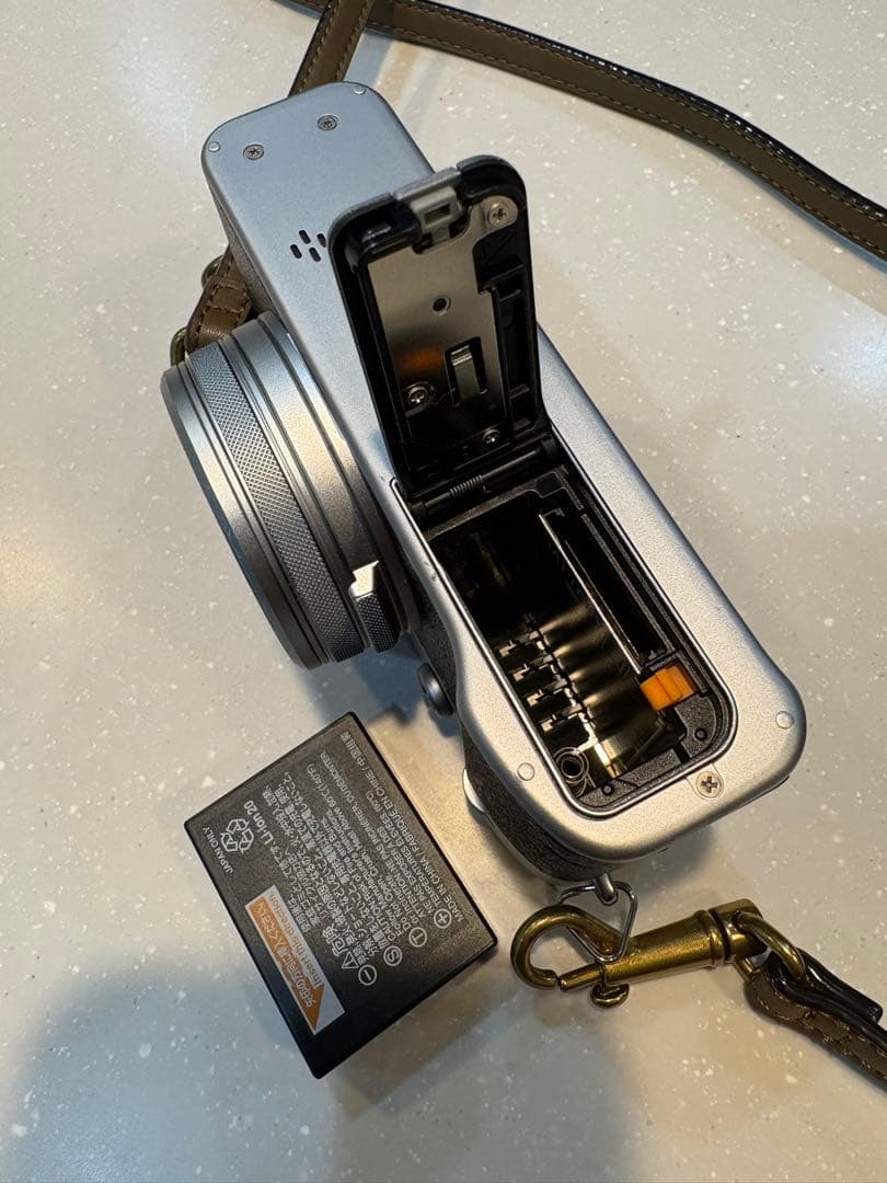 FUJIFILM x100v カメラ　デジカメ