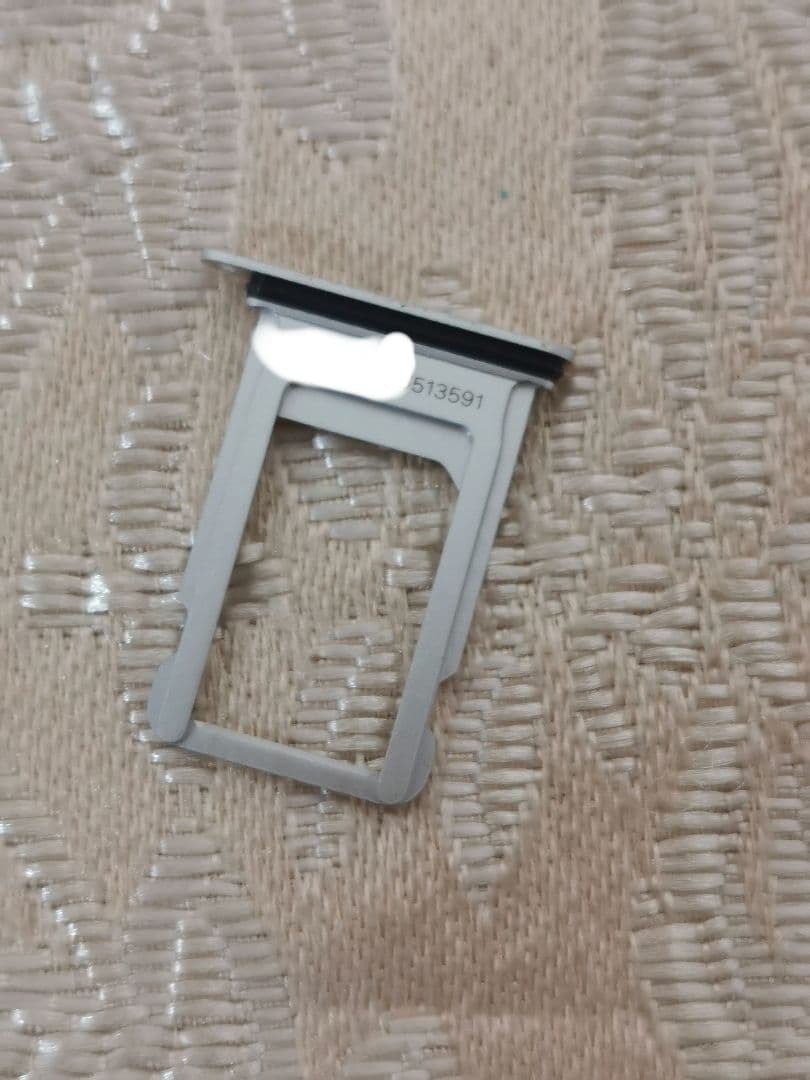 iPhone SE 本体　a2296 64gb　シルバー　ホワイト