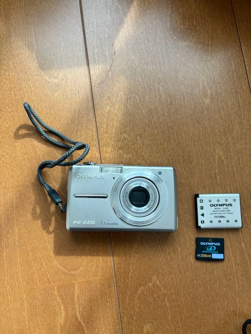 Olympus デジカメ　FE-220 充電器付き