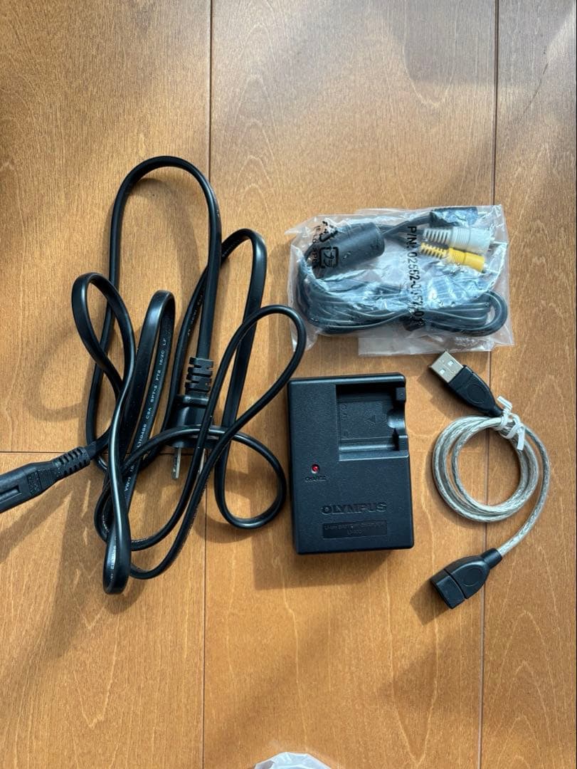 Olympus デジカメ　FE-220 充電器付き