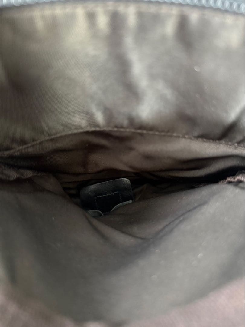 プラダ　ナイロン　三角プレート　メッセンジャーバッグ