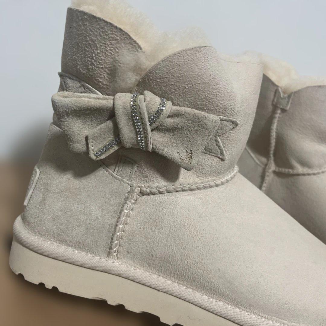 き*ん様 アグUGGホワイトリボンブーツファー24センチ新品未使用箱ありプロテク