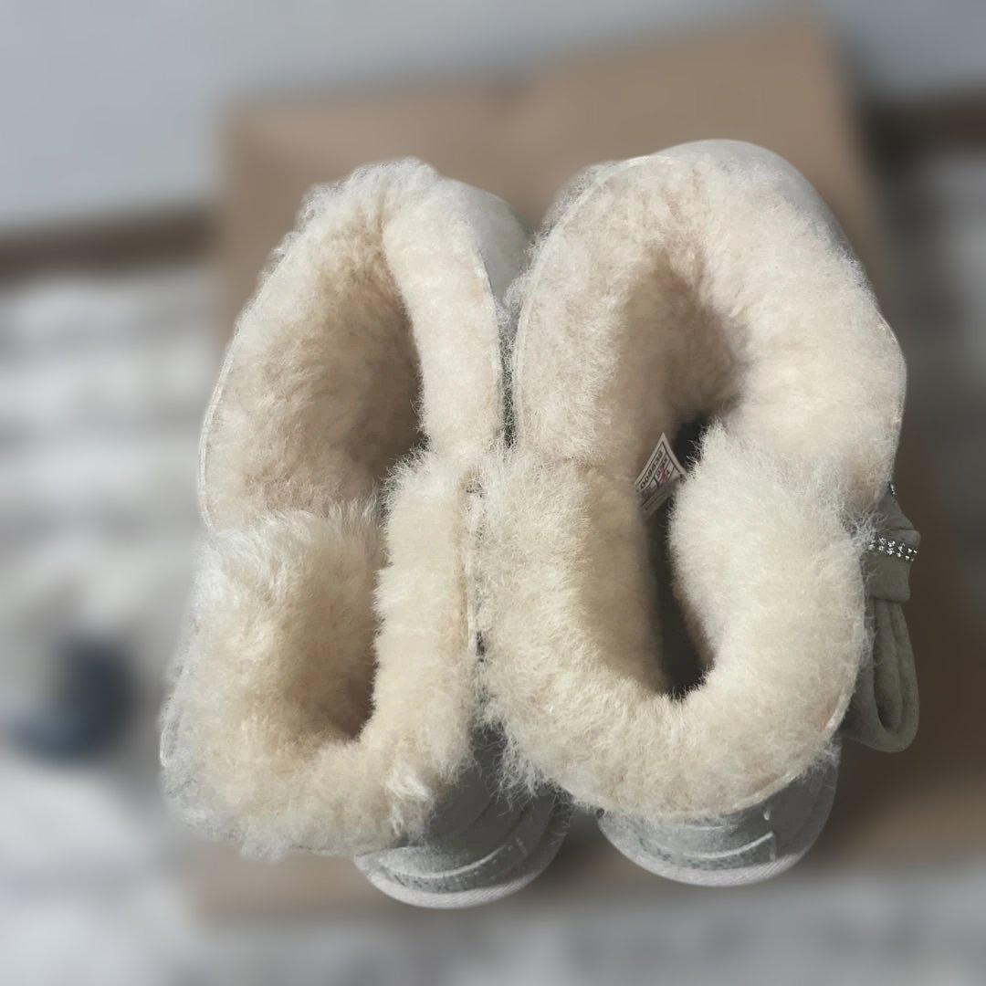 き*ん様 アグUGGホワイトリボンブーツファー24センチ新品未使用箱ありプロテク