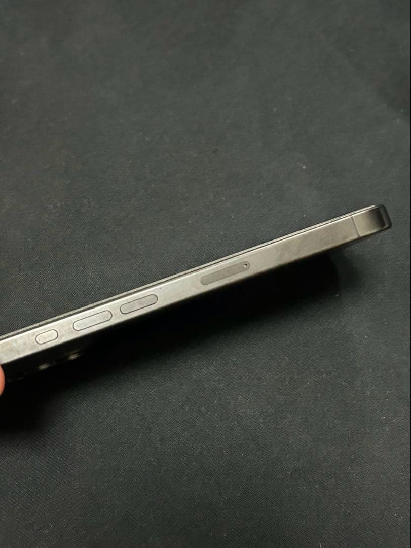 出品25日まで　極美品 iPhone 15 pro 256Gブラックチタニウム