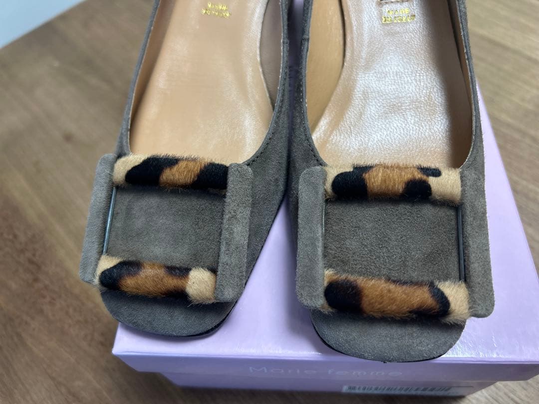 【新品未使用】上質スエード ビッグバックルパンプス 5.5cmヒール グレージュ