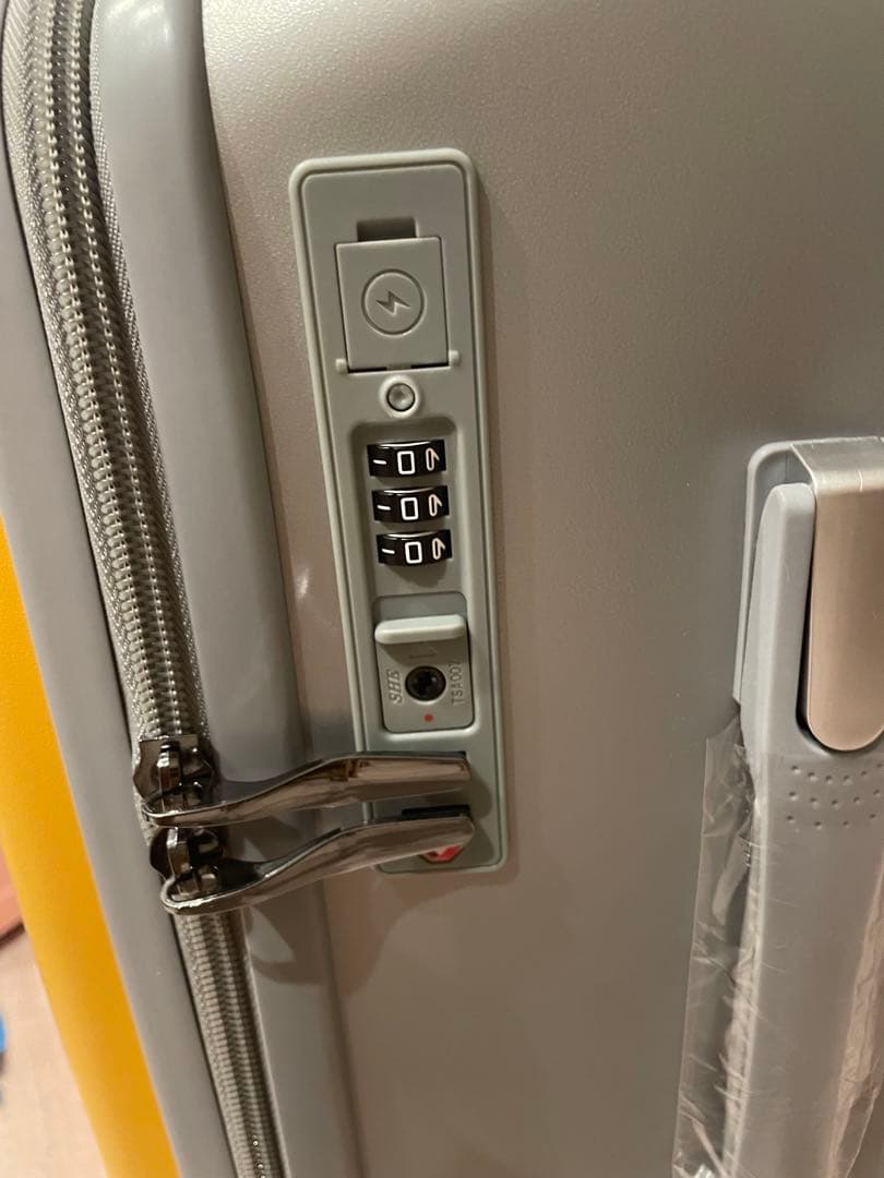 子供が乗れるキャリーケース クッションシート付き乗れるスーツケースイエロー 新品