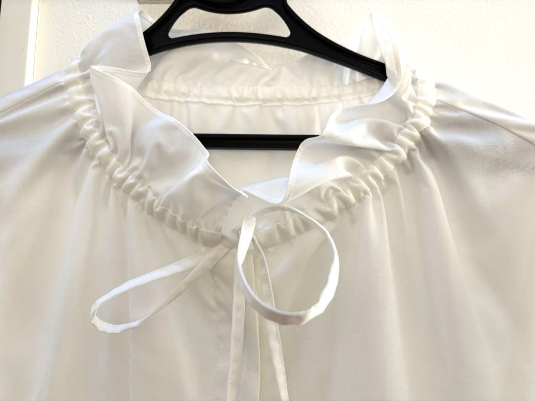 UNITED ARROWS フリルカラーフレアスリーブブラウス　オフホワイト