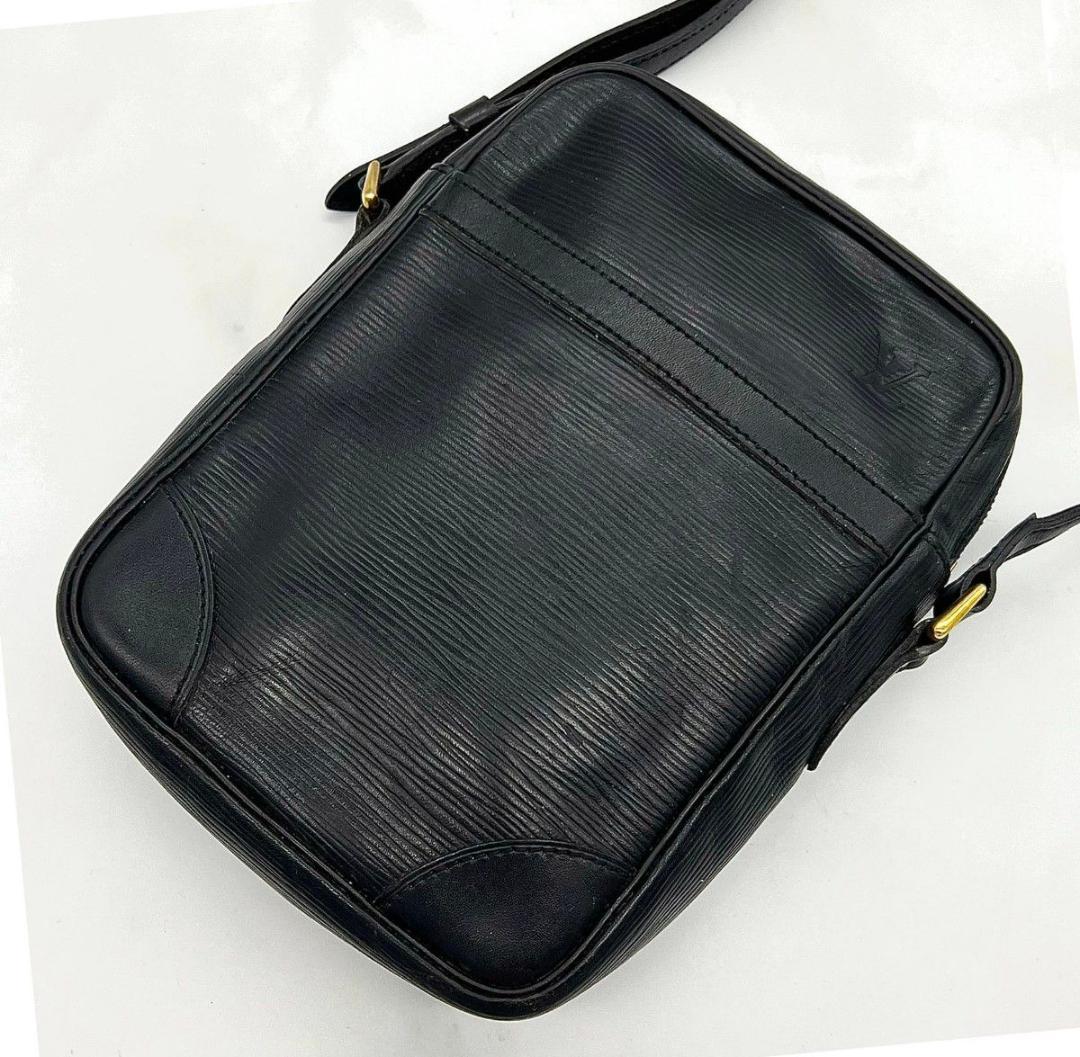 ルイヴィトン エピ ダヌーブ ショルダーバッグ ブラック 斜め掛け 男女兼用 黒