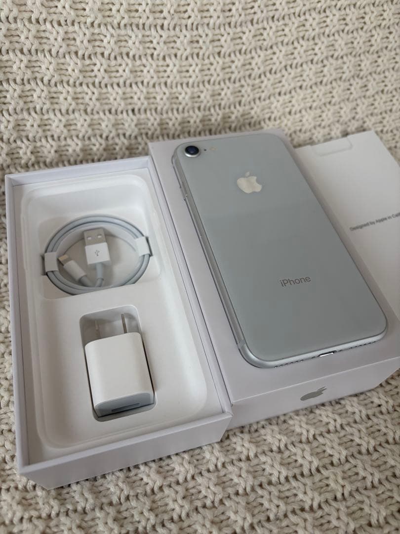 m*n様 Apple iPhone 8 シルバー　本体　SIMフリー　64GB