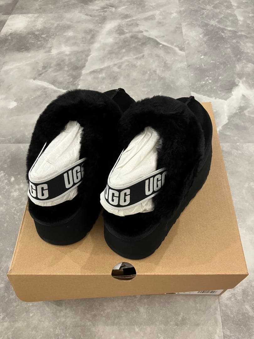 UGG ブラック スエード スリッポン厚底