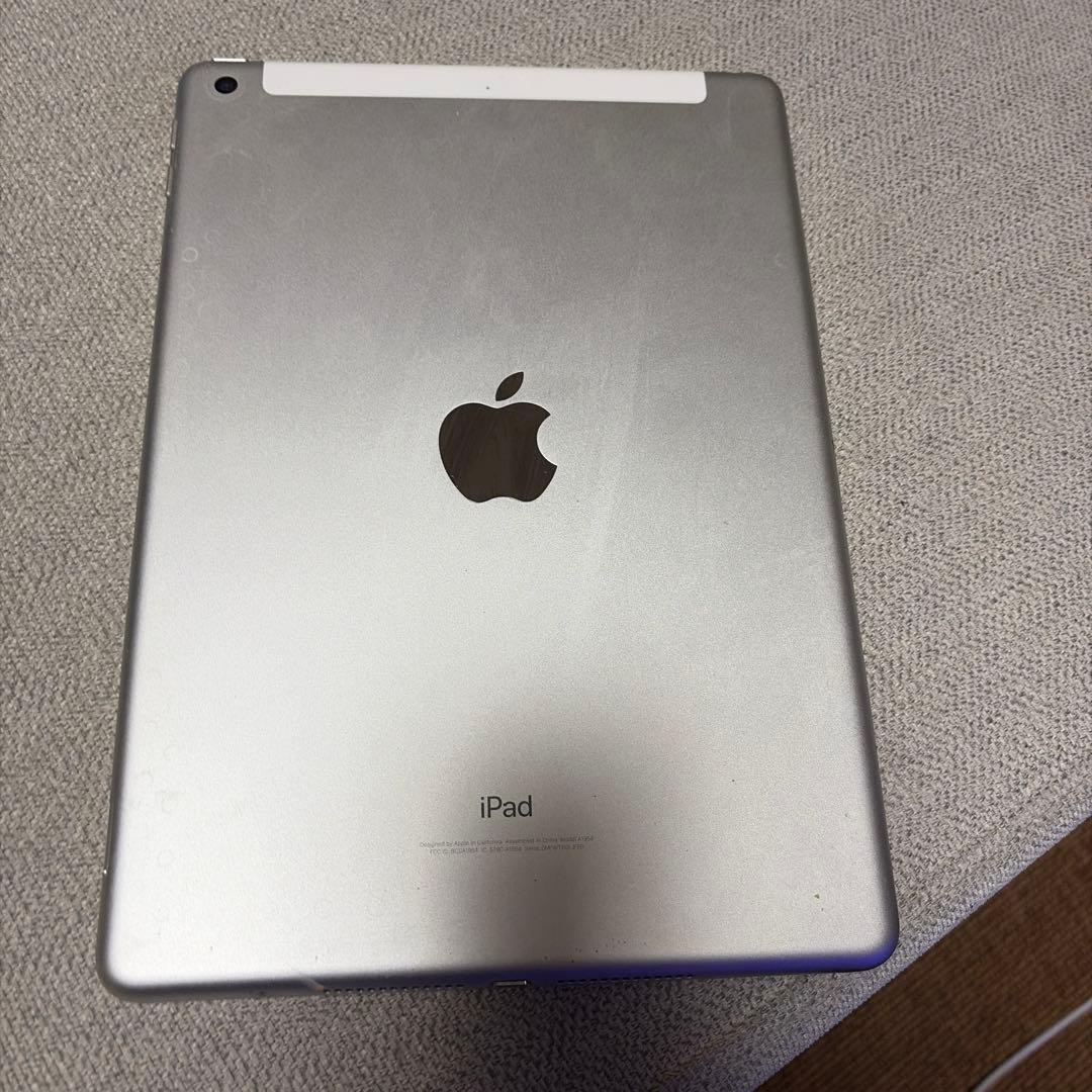 Apple iPad 第6世代　シルバー 本体　Lightningケーブル付き