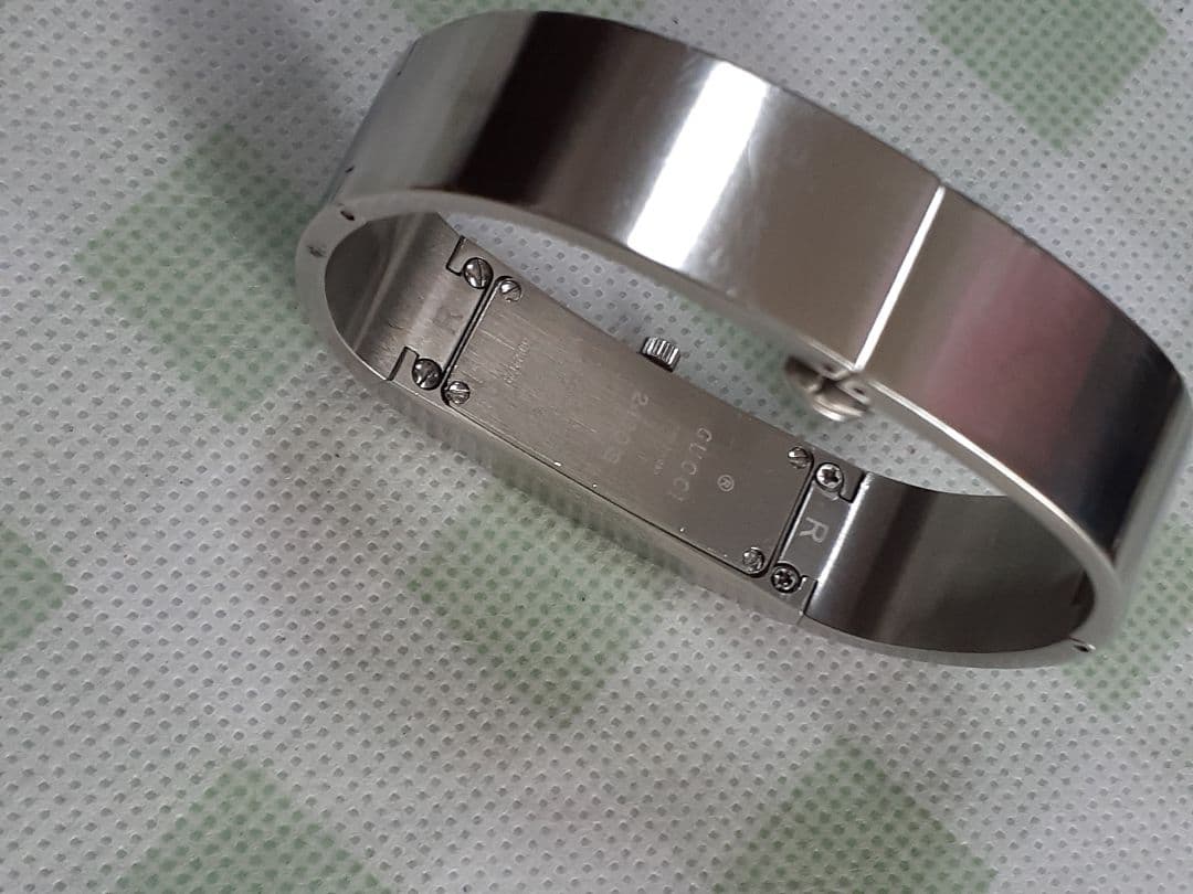 GUCCI シルバー バングル時計