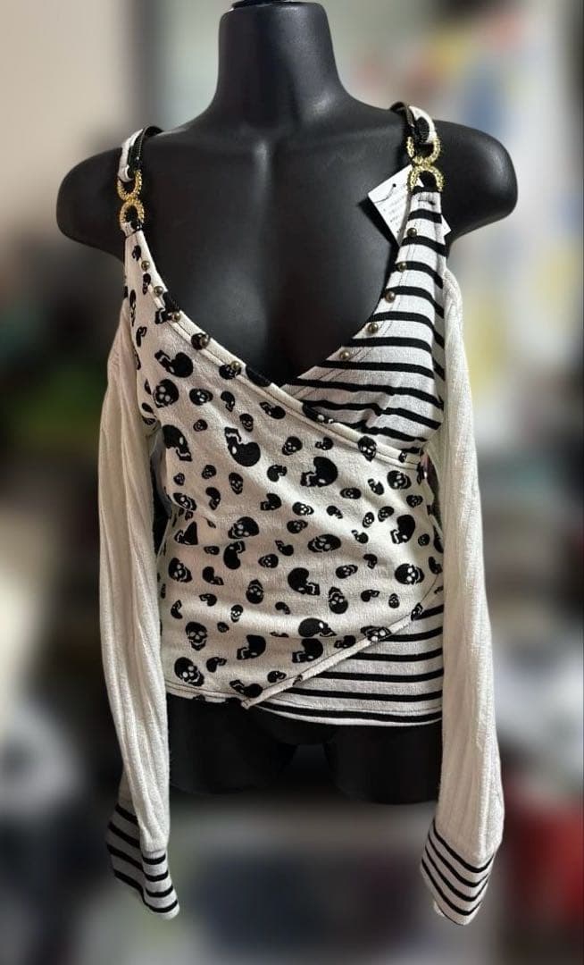 新品未使用　d.i.aスカル柄 クロスオーバートップス