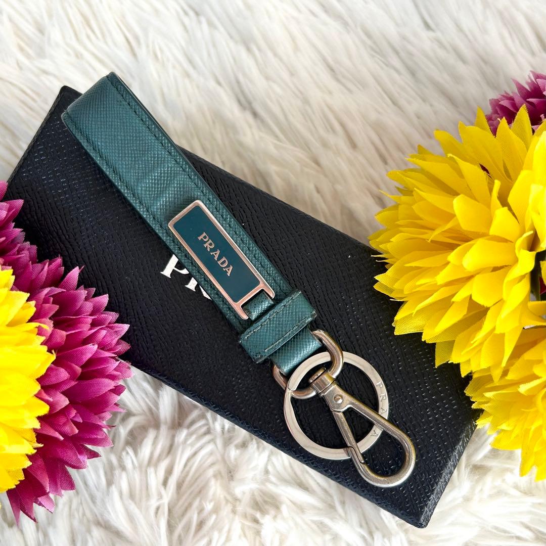 希少カラー✨プラダ　キーホルダー　キーリング　チャーム　レザー　緑　箱付き
