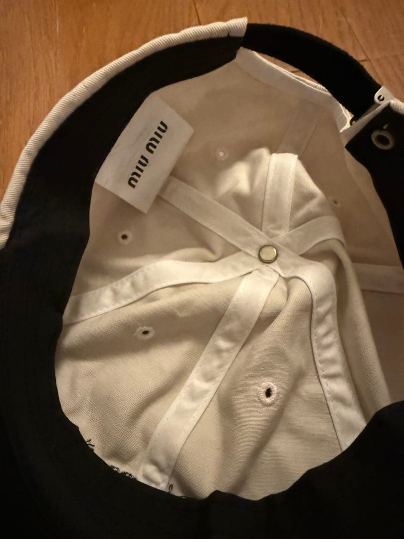 MIU MIU ロゴキャップ ホワイト/ブラック