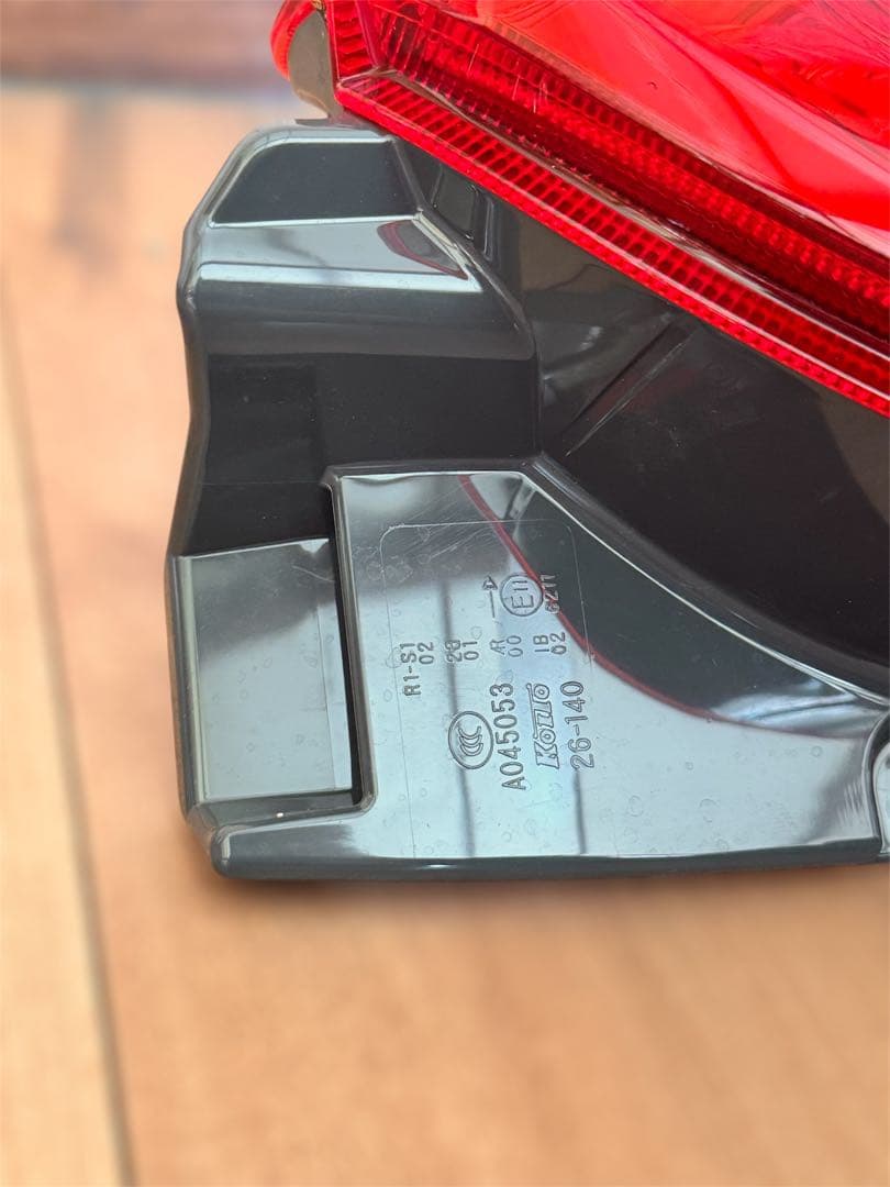 【送料込み】新車取り外し ハイエース200kテールレンズ 左右セット