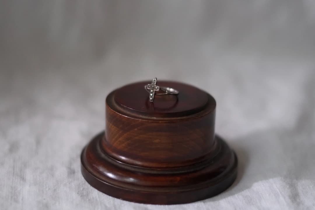 フランスアンティーク｜高貴なディスプレイ台