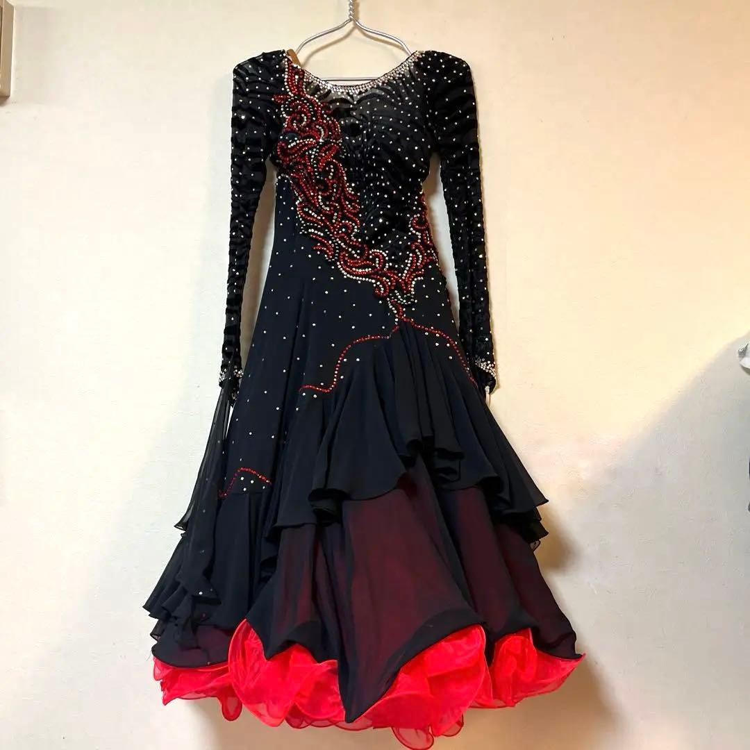 社交ダンス　スタンダード 黒と赤の鮮やかなドレス