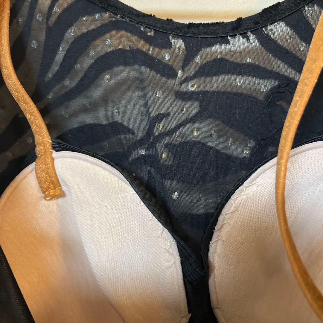 社交ダンス　スタンダード 黒と赤の鮮やかなドレス