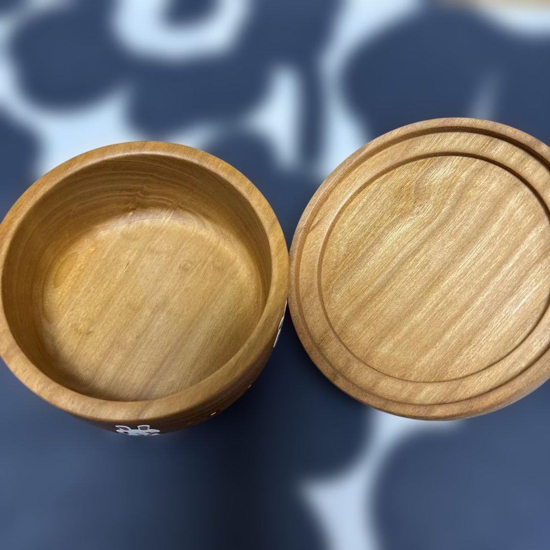 木絵雑貨　ウサギと女の子の木製小物入れ