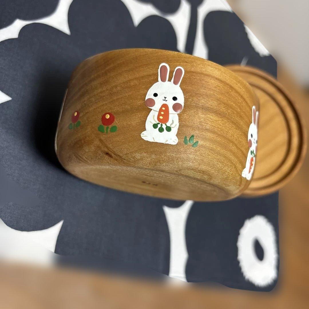 木絵雑貨　ウサギと女の子の木製小物入れ