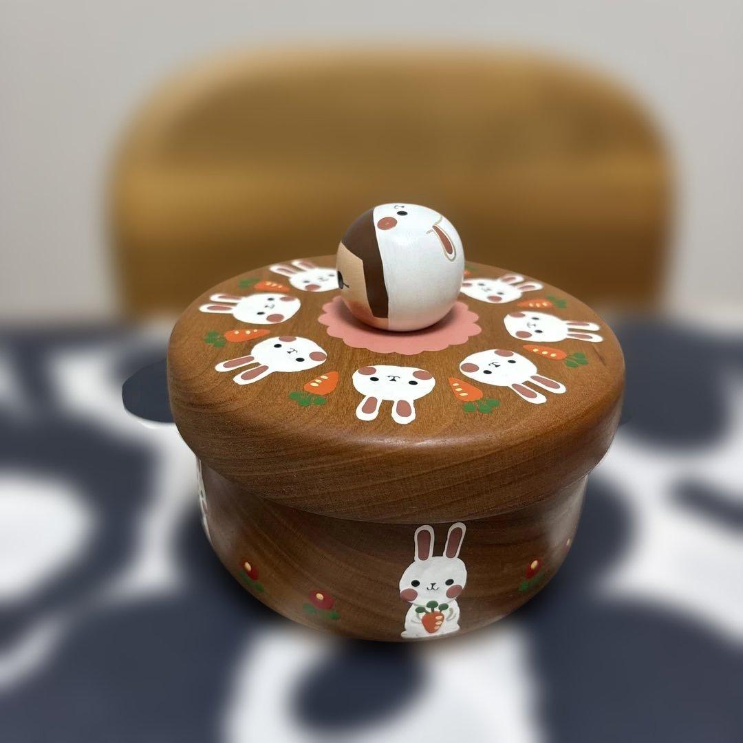 木絵雑貨　ウサギと女の子の木製小物入れ