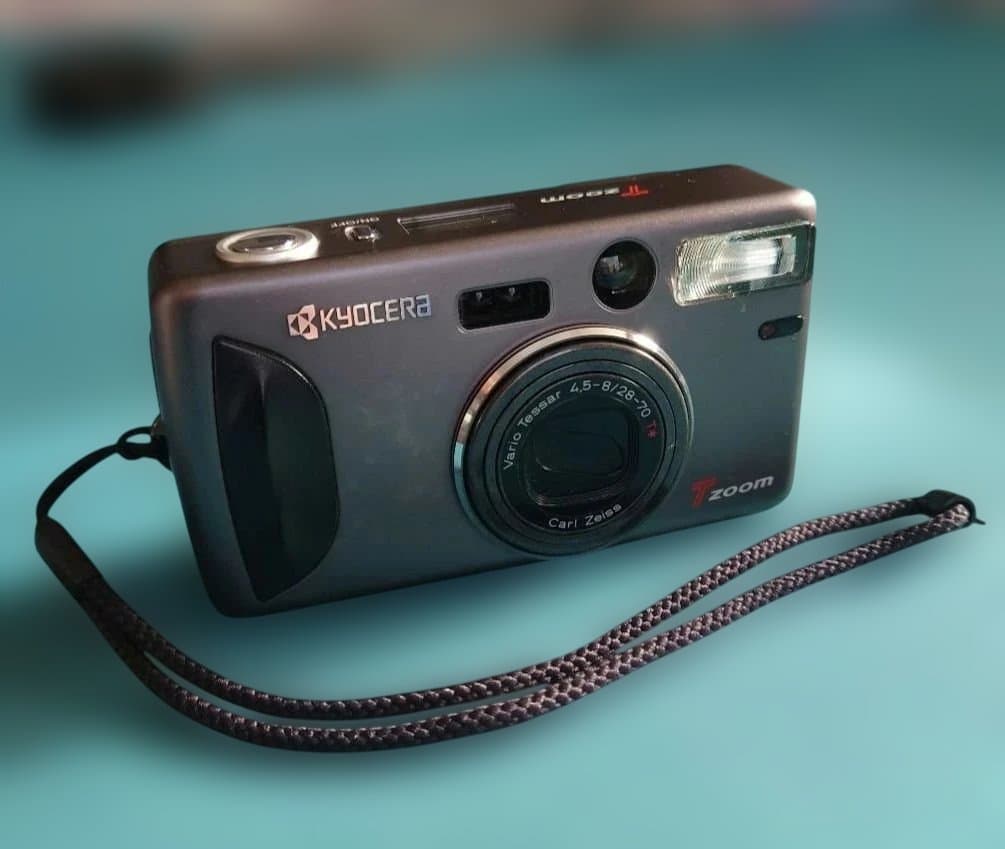 「中古」KYOCERA Tzoom Carl Zeiss フィルムカメラ＋付属品