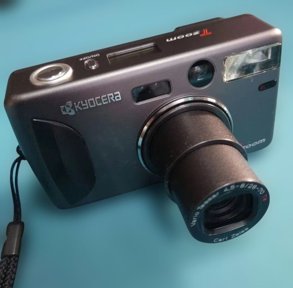 「中古」KYOCERA Tzoom Carl Zeiss フィルムカメラ＋付属品