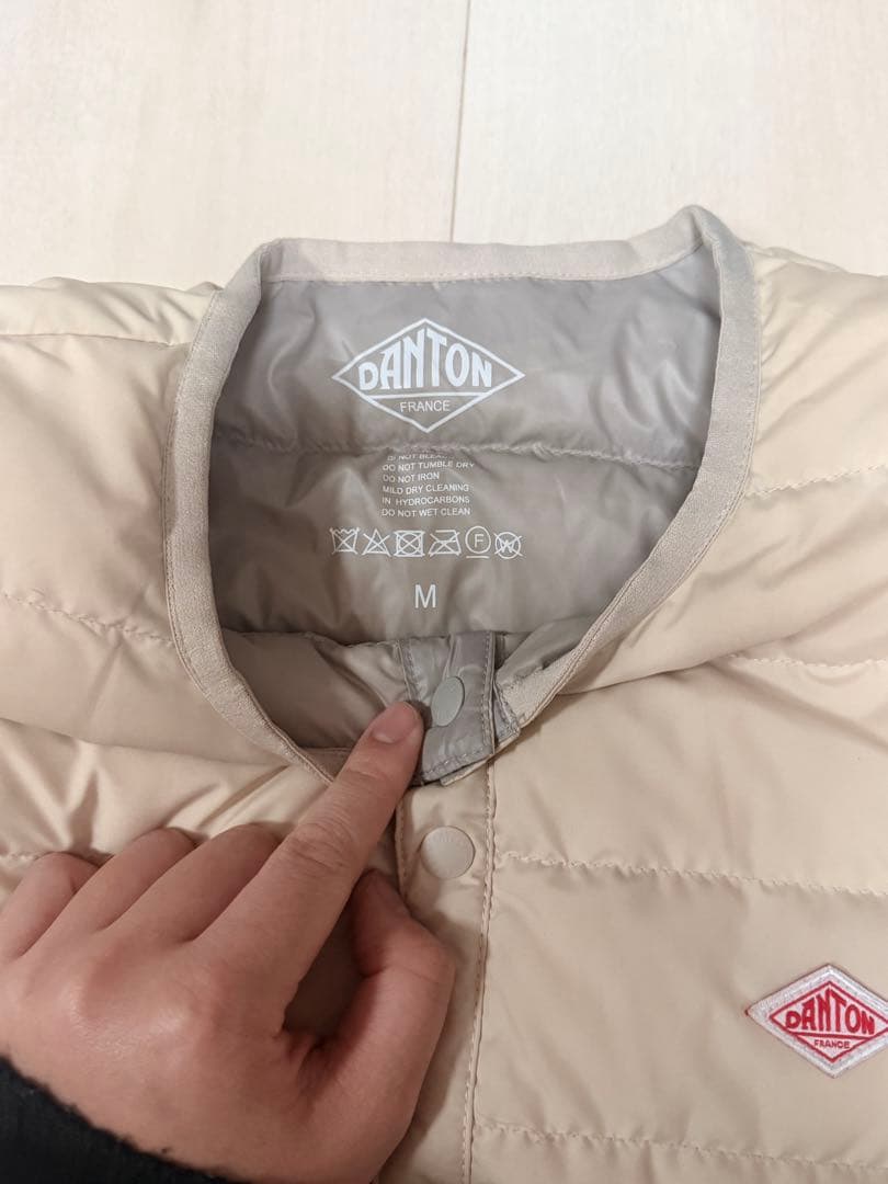 極美品ダントン　ノーカラーインナーダウンジャケットＭクリーム色