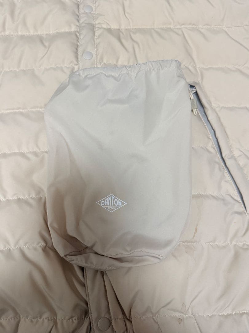 極美品ダントン　ノーカラーインナーダウンジャケットＭクリーム色