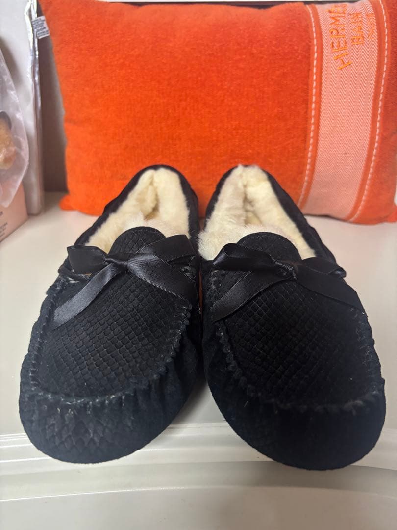 ★UGG 黒リボン付きモカシン★新品未使用