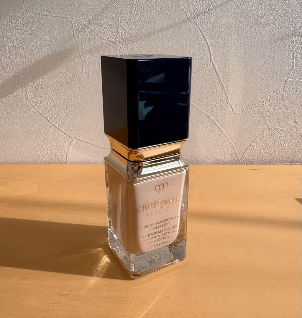 クレ・ド・ポー ボーテ タンフリュイドエクラ ナチュレル オークル00